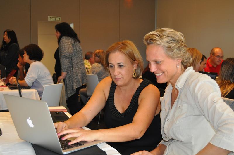 Zwei Frauen am Laptop