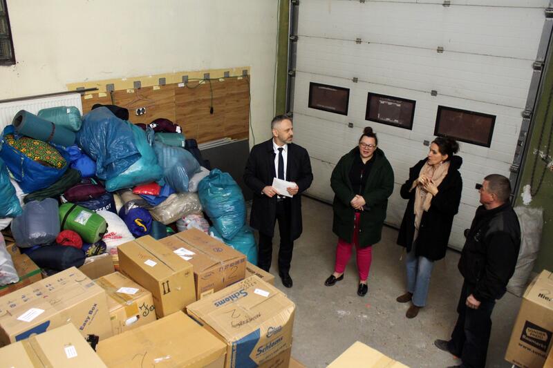 Erster Hilfstransport im März 2021, Bürgermeister der Partnergemeinde, Arkadiuz Stefaniak, mit Helfern
