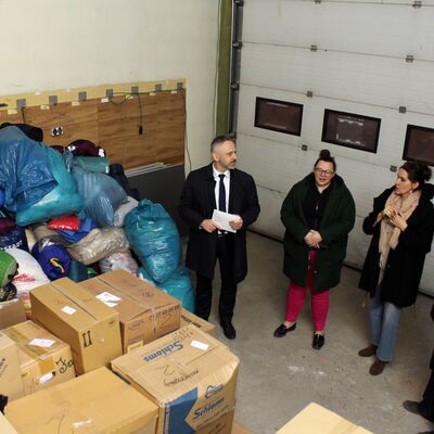 Erster Hilfstransport im März 2021, Bürgermeister der Partnergemeinde, Arkadiuz Stefaniak, mit Helfern