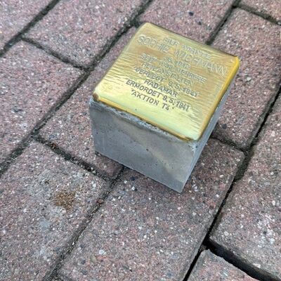 Stolpersteinverlegung 01.06.2026 Sophie Wichmann, Stolperstein auf dem Verbundpflaster